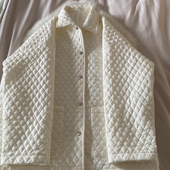 Simple white woman’s waffle print jacket - Picture 6 of 7